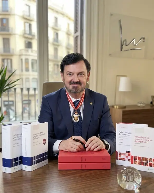 Ruperto Isidoro Martínez, notario en Barcelona, en su despacho de Nou Barris